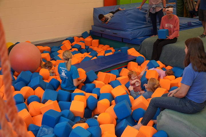 parent toddler gymnastics class kids in foam pit